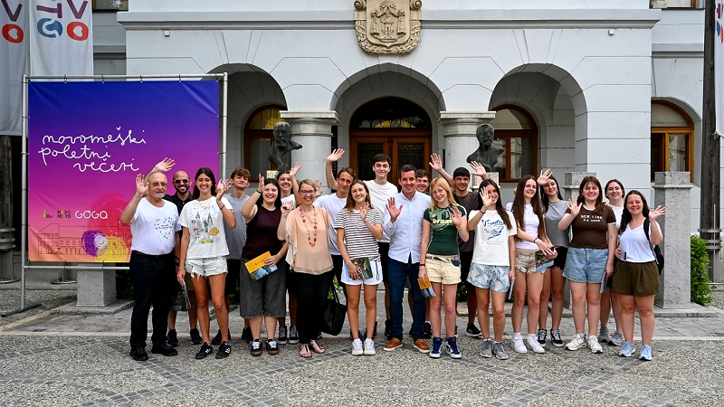 Na fotografiji so argentinsko-slovenski dijaki in podžupan Urban Kramar pred Rotovžem