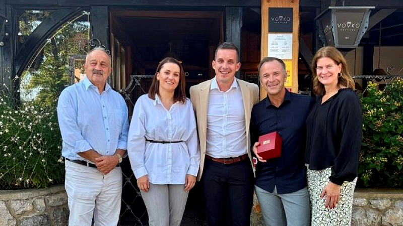 Na fotografiji sta podžupan Urban Kramar in župan Salzburga Bernhard Auinger pred gostilno Vovko Novo mesto gostilo župana Salzburga Bernharda Auingerja