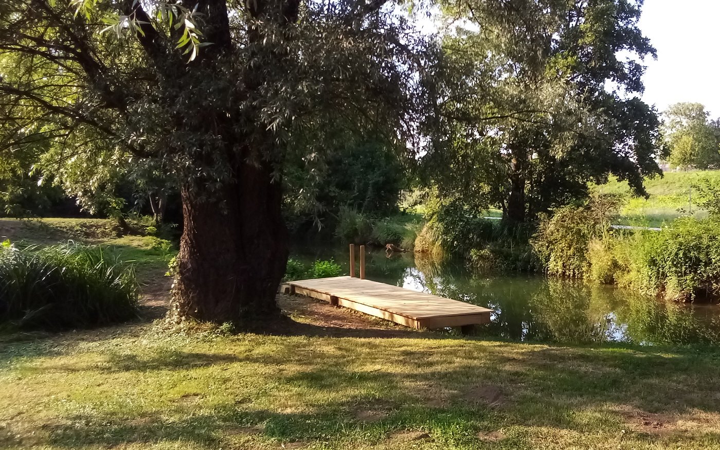 Na fotografiji je pomol na nekdanjem kopališču Krnica Na fotografiji je pomol na nekdanjem kopališču Krnica