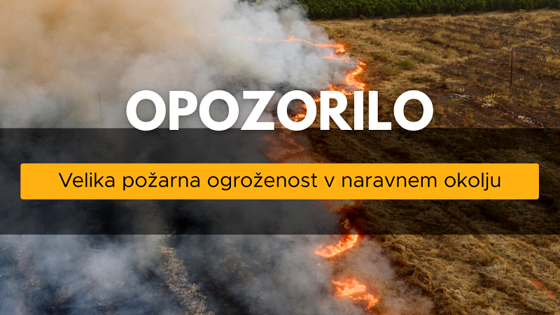 Na fotografiji je plakat z opozorilom na veliko požarno ogroženost v naravnem okolju Velika požarna ogroženost – pomislimo tudi na nepričakovane vire vžiga!