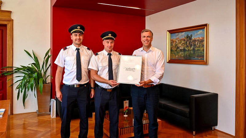 Fotografija župana in predstavnikov PGD Gabrje.  Ob 100-letnici društva župan sprejel predstavnike PGD Gabrje 