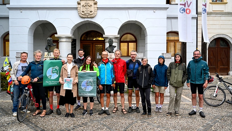 Na fotografiji so kolesarji COP31 s podžupanjo Saro Tomšič