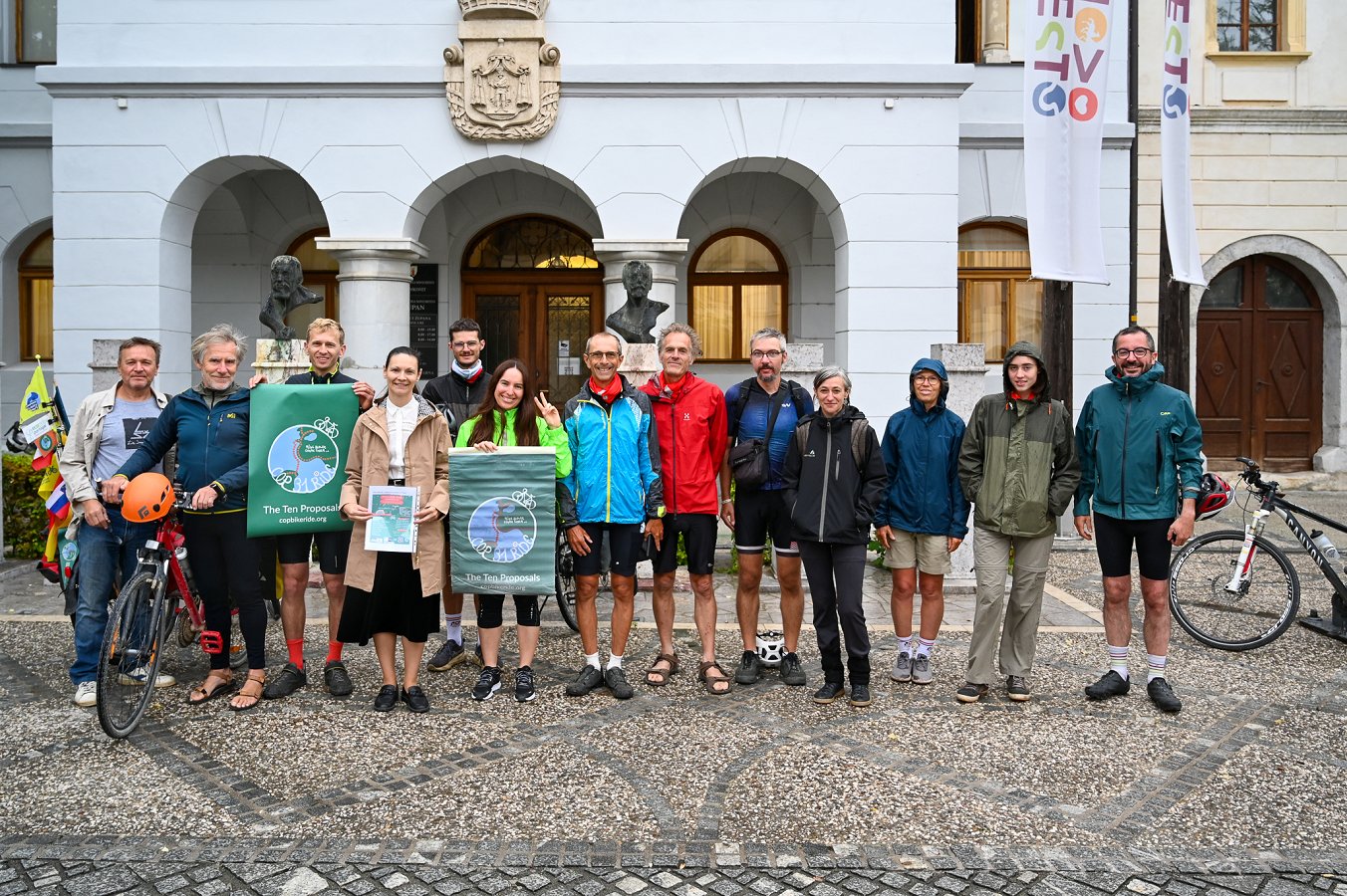 Na fotografiji so kolesarji COP31 s podžupanjo Saro Tomšič Kolesarska štafeta za podnebje COP31 obiskala tudi Novo mesto