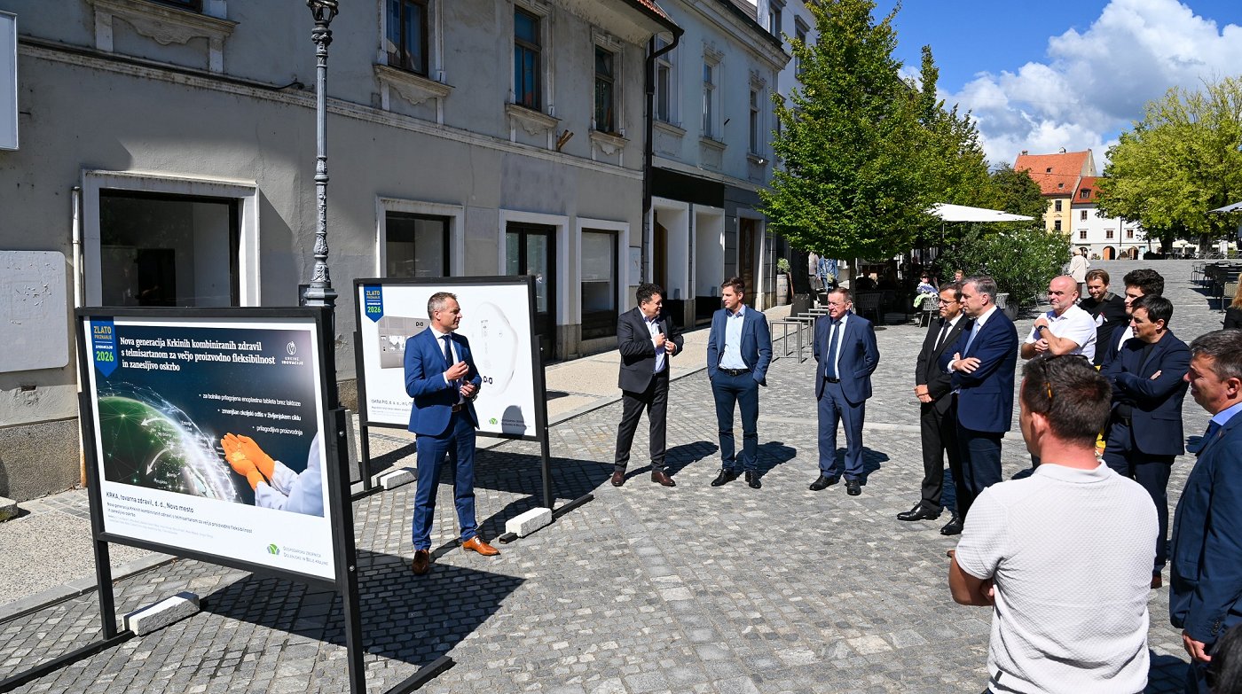Na fotografiji so udeleženci ob odprtju razstave inovacij na Glavnem trgu