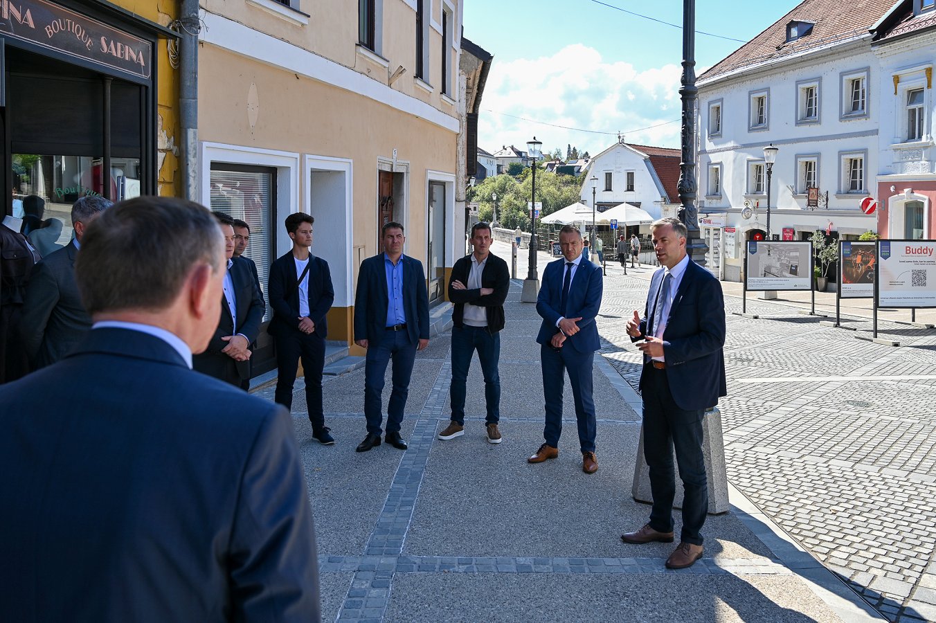 Na fotografiji je župan Macedoni ob nagovoru udeležencev ob odprtju razstave inovacij