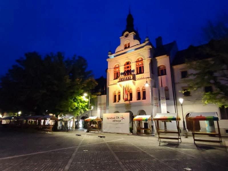 Rotovž osvetljen v oranžni barvi Rotovž osvetljen v oranžni barvi