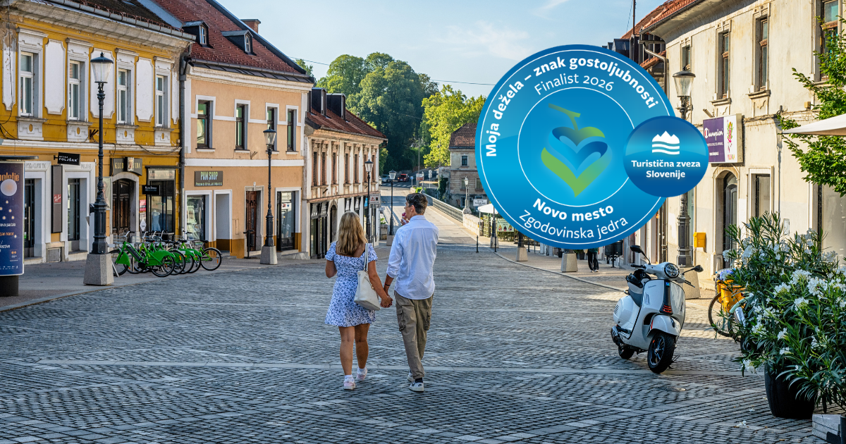 Na fotografiji je par na Glavnem trgu  Novo mesto med finalisti izbora Moja dežela – znak gostoljubnosti 2026