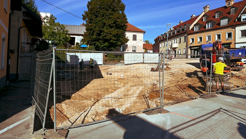Fotografija prikazuje izvajanje del na Florjanovem trgu. 