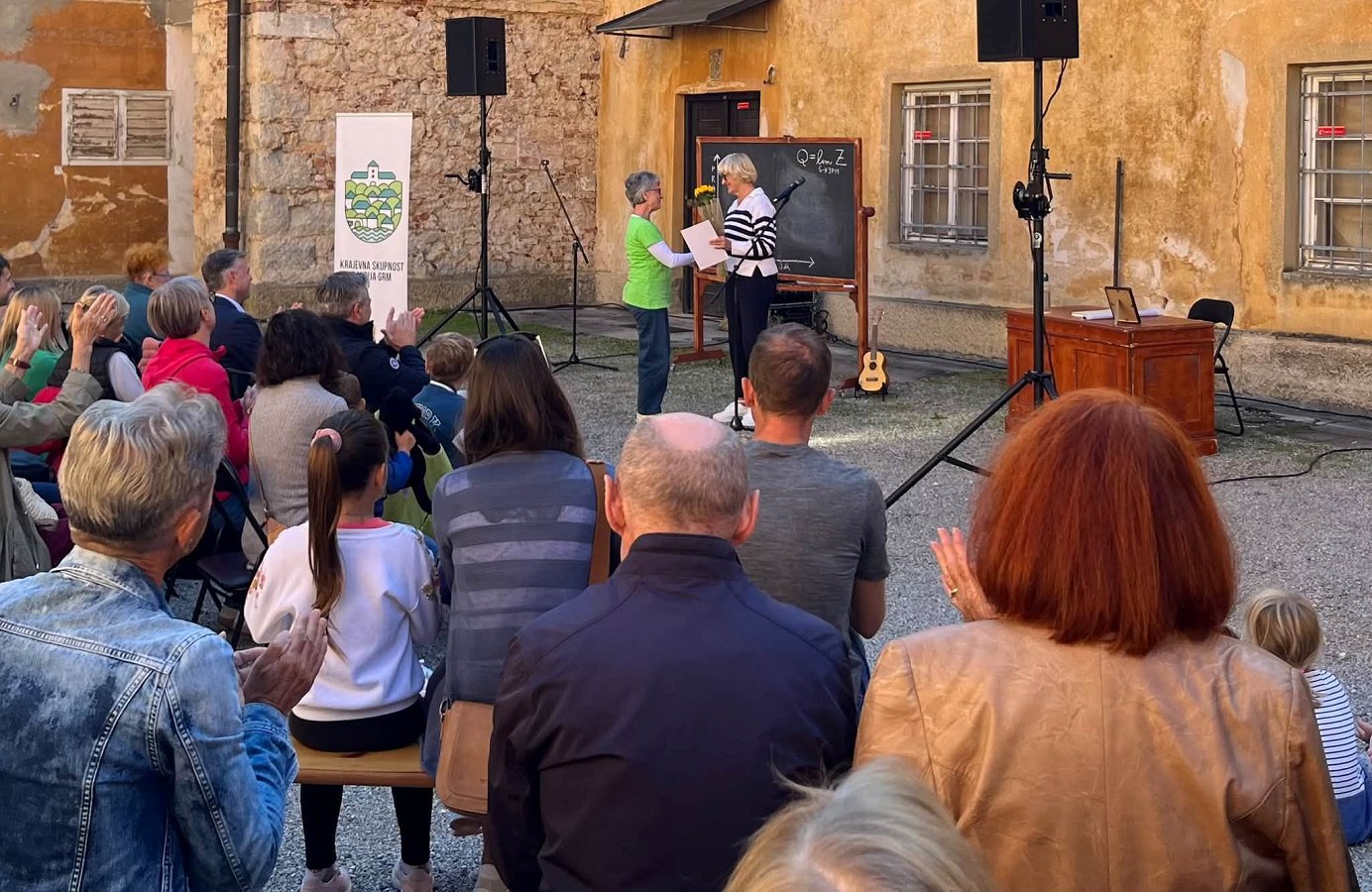 Predsednica KS Sonja Simčič je krajanki Dragici Ferbežar podelila priznanje Predsednica KS Sonja Simčič je krajanki Dragici Ferbežar podelila priznanje