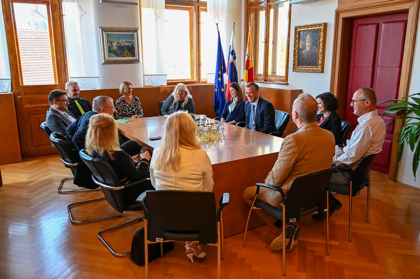 Na fotografiji so župan in predstavniki javne univerze v Novem mestu med sestankom Na fotografiji so župan in predstavniki javne univerze v Novem mestu med sestankom