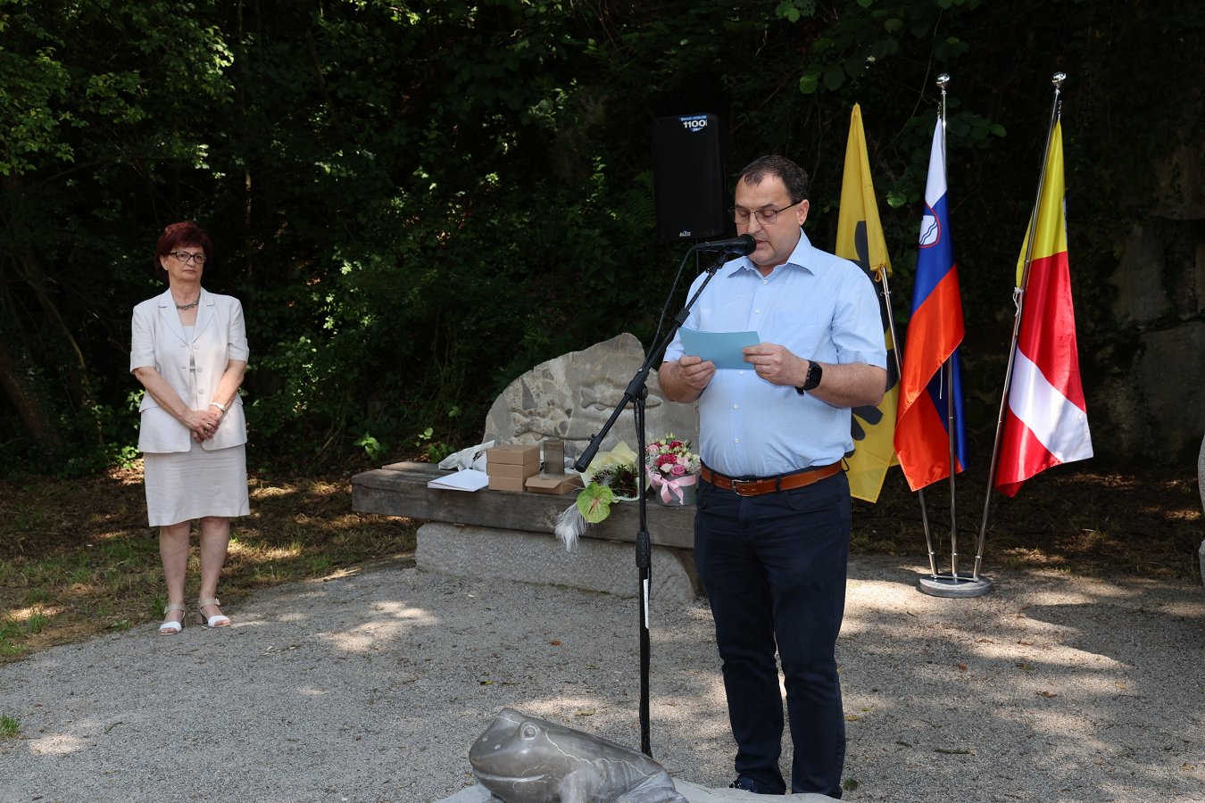 govorec na uradnem odprtju prenovljene pešpoti v mestnem gozdu Portoval. 