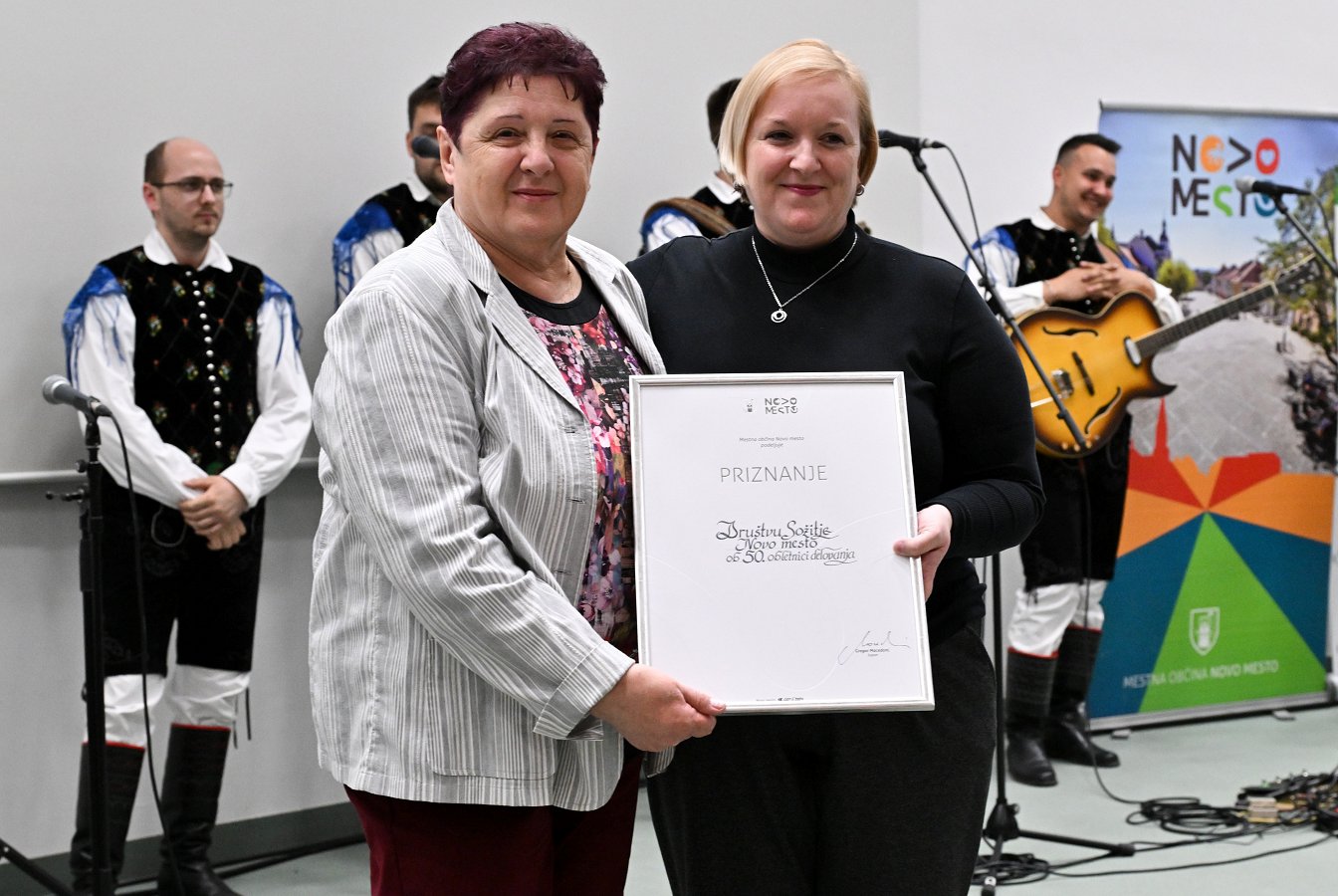 Lea Anžlovar je v imenu Mestne občine Novo mesto predsednici društva Anici Stanković ob jubileju izročila priznanje občine.