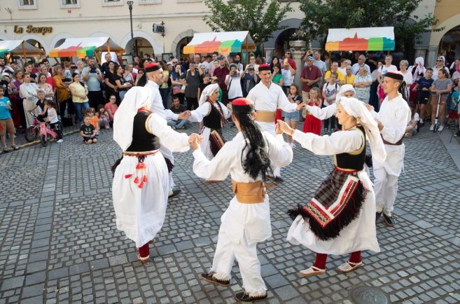 plesalci plešejo folkloro na Glavnem trgu